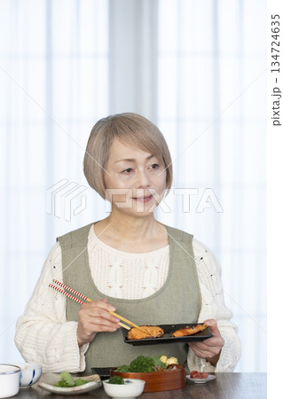 キッチンで弁当を作るシニア女性 キッチンで弁当を作るシニア女性 134724635