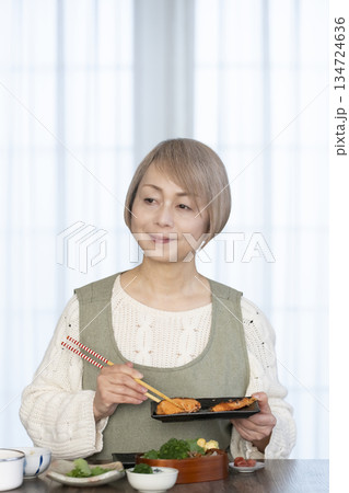 キッチンで弁当を作るシニア女性 134724636