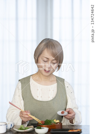 キッチンで弁当を作るシニア女性 134724642