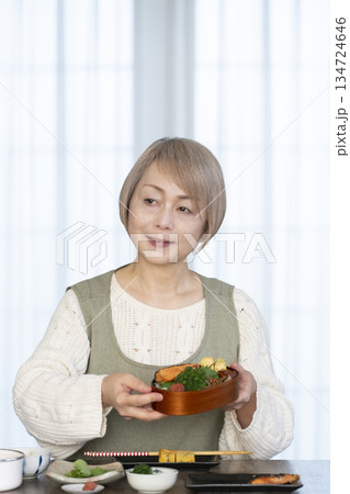 キッチンで弁当を作るシニア女性 キッチンで弁当を作るシニア女性 134724646