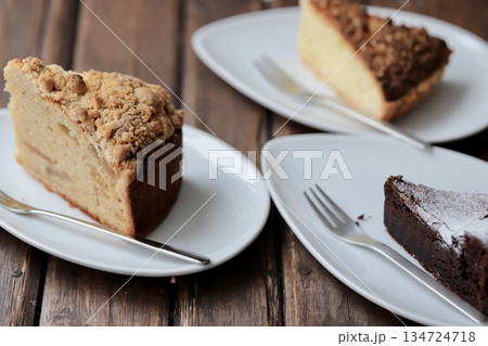 数種類の焼き菓子　アップルクランブルケーキとガトーショコラとチーズタルト 134724718