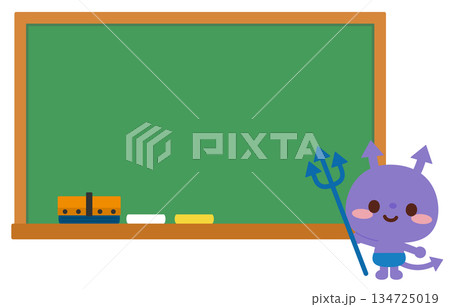 黒板の前に立つばい菌のキャラクター 134725019