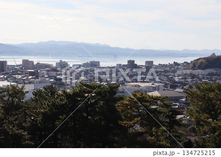 松江城天守から松江市内および宍道湖 松江城天守から松江市内および宍道湖 134725215