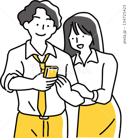 スマホの画面を覗く男女社員 スマホの画面を覗く男女社員 134725425