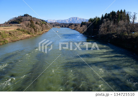 最上川三難所舟下り 三ヶ瀬に近づく観光船 山形県 最上川三難所舟下り 三ヶ瀬に近づく観光船 山形県 134725510