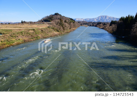 最上川三難所舟下り　三ヶ瀬に近づく観光船　山形県 134725543