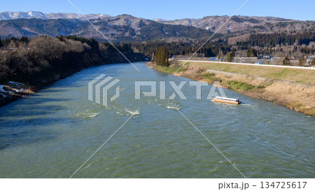 最上川三難所舟下り　三ヶ瀬を通過する観光船　山形県 134725617