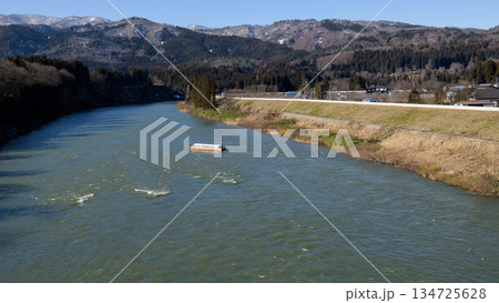 最上川三難所舟下り 三ヶ瀬を通過する観光船 山形県 最上川三難所舟下り 三ヶ瀬を通過する観光船 山形県 134725628