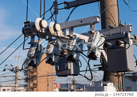 歩道橋から見た電柱の高圧カットアウトと6600V柱上変圧器、配電設備の詳細 134725760