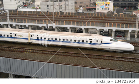 雨のなかを駆ける東海道新幹線N300S 134725914