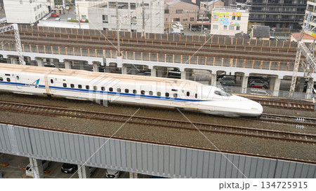 雨のなかを駆ける東海道新幹線N700A 134725915