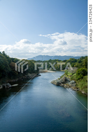 山間部の川の流れ 134726428