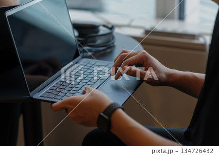 ビジネスシーン　オフィスでノートパソコンを操作する男性の手元 134726432