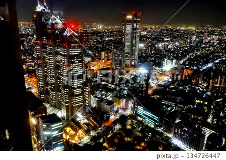 東京都庁からの眺望・夜の新宿副都心（東京都・新宿区） 134726447