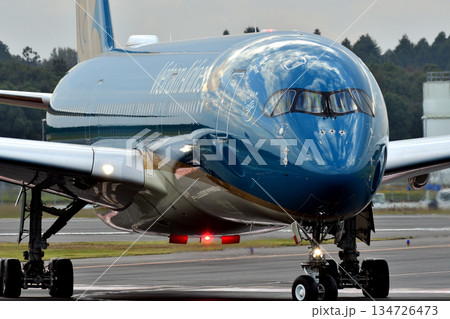 ベトナム航空成田A350-900成田空港タキシング 134726473
