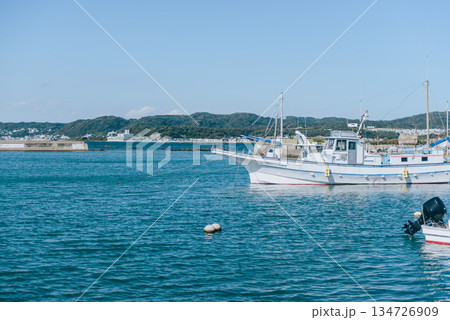 漁船が並ぶ港と青い海 神奈川県の海辺の漁師町の風景 134726909