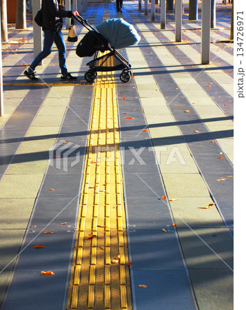 さいたま新都心のけやき広場を横切る歩行者の風景 134726971