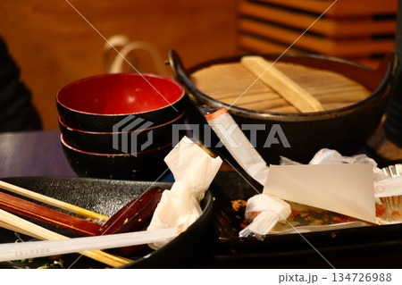 飲食店で食べ終わった後の和食のお椀と割り箸 食後イメージ 飲食店で食べ終わった後の和食のお椀と割り箸 食後イメージ 134726988