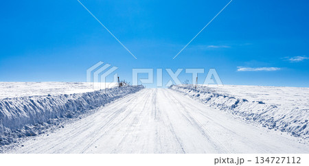 真冬の北海道美瑛町の丘の上の圧雪アイスバーン道路の風景 134727112