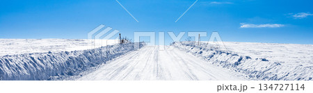 真冬の北海道美瑛町の丘の上の圧雪アイスバーン道路の風景 真冬の北海道美瑛町の丘の上の圧雪アイスバーン道路の風景 134727114
