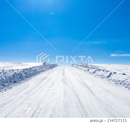 真冬の北海道美瑛町の丘の上の圧雪アイスバーン道路の風景 134727115