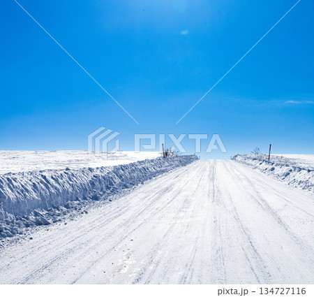 真冬の北海道美瑛町の丘の上の圧雪アイスバーン道路の風景 真冬の北海道美瑛町の丘の上の圧雪アイスバーン道路の風景 134727116