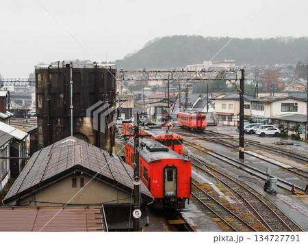 冬の雨降りの日の兵庫県豊岡駅 134727791