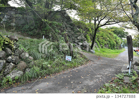 三重県 志摩国「鳥羽城」本丸と石垣 海と鉄道の見える城跡 三重県 志摩国「鳥羽城」本丸と石垣 海と鉄道の見える城跡 134727888