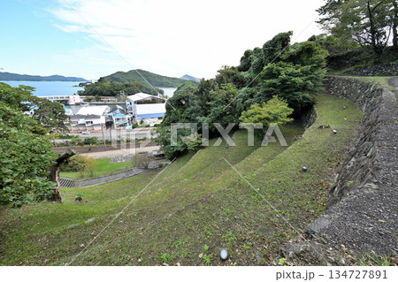 三重県 志摩国「鳥羽城」本丸と石垣 海と鉄道の見える城跡 三重県 志摩国「鳥羽城」本丸と石垣 海と鉄道の見える城跡 134727891