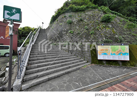 三重県 志摩国「鳥羽城」本丸と石垣 海と鉄道の見える城跡 三重県 志摩国「鳥羽城」本丸と石垣 海と鉄道の見える城跡 134727900