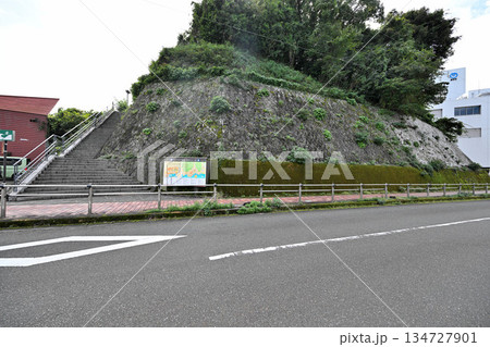 三重県 志摩国「鳥羽城」本丸と石垣 海と鉄道の見える城跡 三重県 志摩国「鳥羽城」本丸と石垣 海と鉄道の見える城跡 134727901