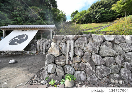 三重県 志摩国「鳥羽城」本丸と石垣 海と鉄道の見える城跡 三重県 志摩国「鳥羽城」本丸と石垣 海と鉄道の見える城跡 134727904