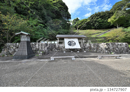 三重県 志摩国「鳥羽城」本丸と石垣 海と鉄道の見える城跡 三重県 志摩国「鳥羽城」本丸と石垣 海と鉄道の見える城跡 134727907