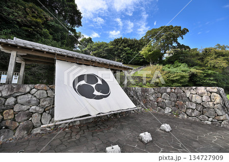 三重県　志摩国「鳥羽城」本丸と石垣　海と鉄道の見える城跡 134727909