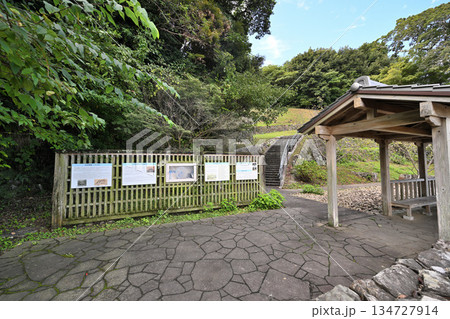 三重県 志摩国「鳥羽城」本丸と石垣 海と鉄道の見える城跡 三重県 志摩国「鳥羽城」本丸と石垣 海と鉄道の見える城跡 134727914
