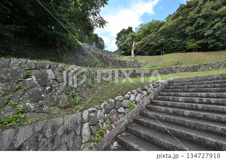 三重県 志摩国「鳥羽城」本丸と石垣 海と鉄道の見える城跡 三重県 志摩国「鳥羽城」本丸と石垣 海と鉄道の見える城跡 134727918