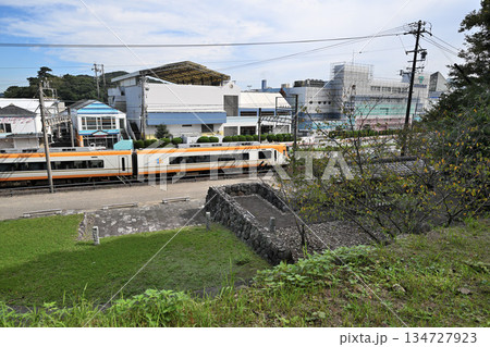 三重県 志摩国「鳥羽城」本丸と石垣 海と鉄道の見える城跡 三重県 志摩国「鳥羽城」本丸と石垣 海と鉄道の見える城跡 134727923