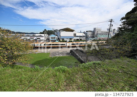 三重県 志摩国「鳥羽城」本丸と石垣 海と鉄道の見える城跡 三重県 志摩国「鳥羽城」本丸と石垣 海と鉄道の見える城跡 134727925