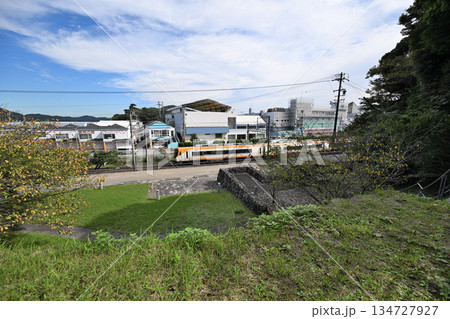 三重県　志摩国「鳥羽城」本丸と石垣　海と鉄道の見える城跡 134727927