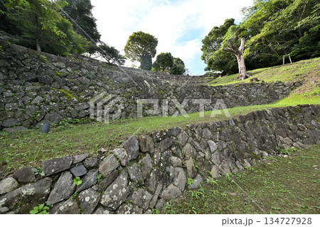 三重県 志摩国「鳥羽城」本丸と石垣 海と鉄道の見える城跡 三重県 志摩国「鳥羽城」本丸と石垣 海と鉄道の見える城跡 134727928