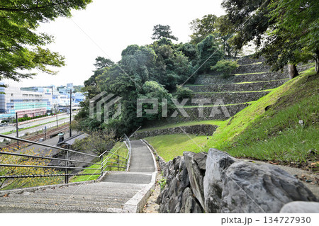 三重県 志摩国「鳥羽城」本丸と石垣 海と鉄道の見える城跡 三重県 志摩国「鳥羽城」本丸と石垣 海と鉄道の見える城跡 134727930