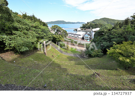 三重県 志摩国「鳥羽城」本丸と石垣 海と鉄道の見える城跡 三重県 志摩国「鳥羽城」本丸と石垣 海と鉄道の見える城跡 134727937