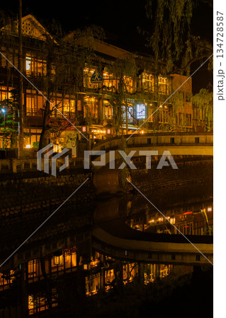 夜の城崎温泉 柳並木と水鏡（兵庫県豊岡市） 134728587