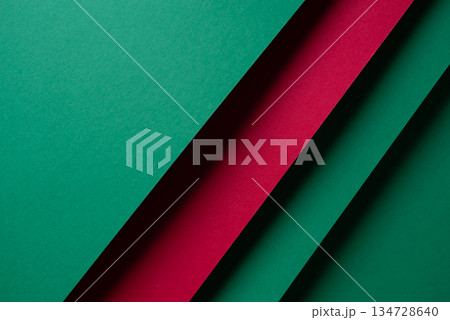 重なる緑色と赤色の画用紙 134728640