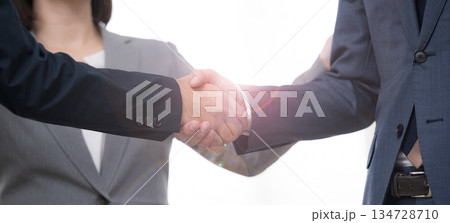 握手をするビジネスマン3人の契約、m＆a、協業や協力成功のイメージ　顔無しのバナー 134728710
