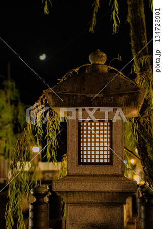 《夜の城崎温泉 月と石灯籠》 134728901