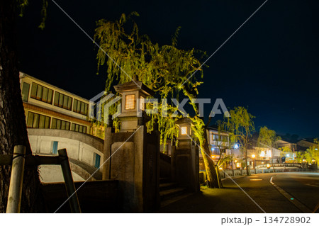 《夜の城崎温泉 太鼓橋と水鏡》 134728902