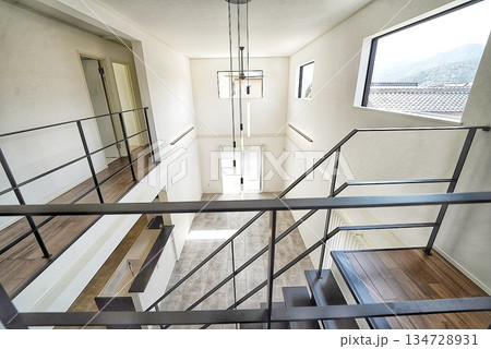 広い吹き抜けと階段がある新築住宅 134728931