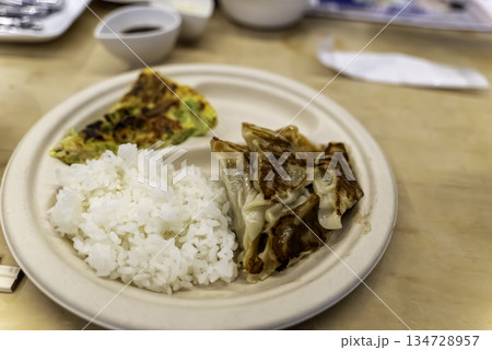 餃子と卵焼きのワンプレート 134728957