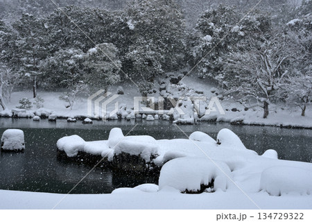 雪の降る天龍寺 曹源池庭園 雪の降る天龍寺 曹源池庭園 134729322